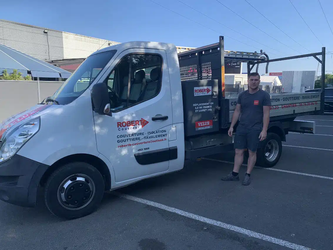 Brandon Robert, artisan couvreur, devant son camion