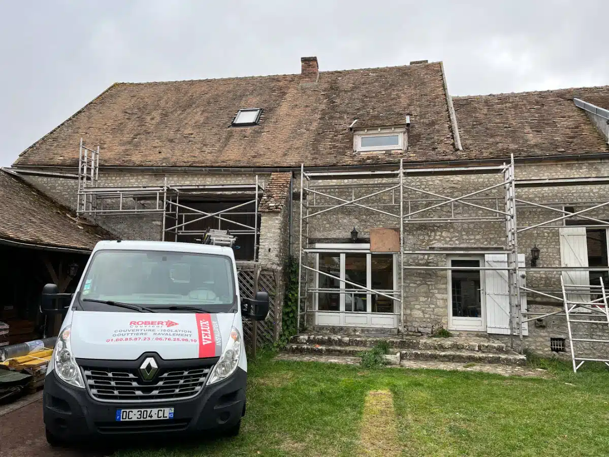 Camion Robert B. Couvreur sur un chantier de rénovation de toiture en tuiles — entreprise de couverture à Andrésy
