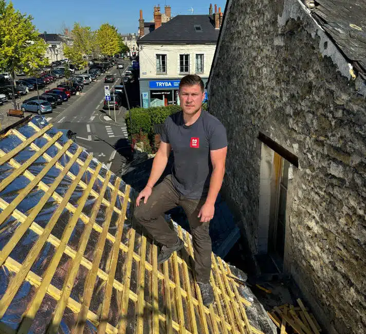 Brandon Robert, artisan couvreur, sur un chantier de rénovation de toiture