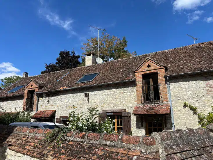 Longère en pierre dont la toiture a été rénovée par Robert B. Couvreur