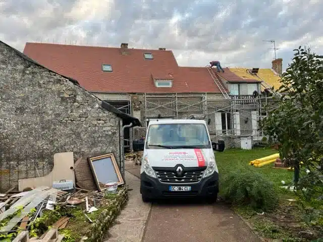Rénovation de toiture en cours, tuiles neuves et descente en zinc — artisan couvreur à Sartrouville