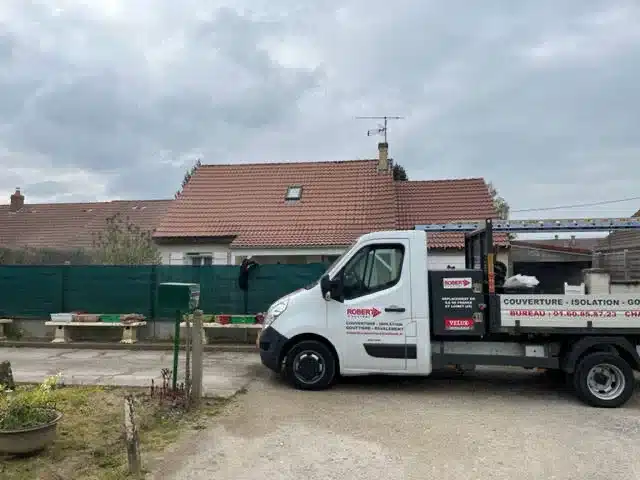 Toiture de pavillon en tuiles terre cuite, chantier terminé — entreprise de couverture à Poissy